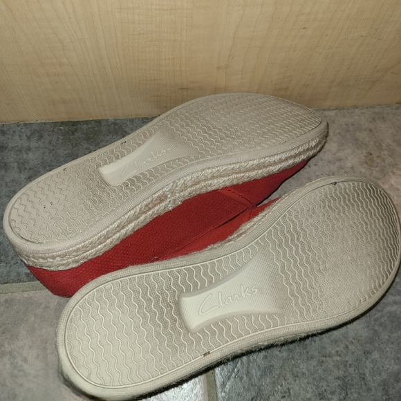 7.5 Clarks Women's Red Azella Theoni Slip-On Loafer - Picture 3 of 3